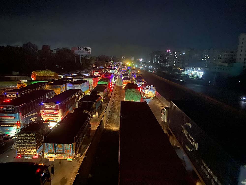 রাজধানীর শনির আখড়ার আন্দোলনরত শিক্ষার্থী ও পুলিশের সংঘর্ষের কারণে নারায়ণগঞ্জের সিদ্ধিরগঞ্জের সাইনবোর্ড এলাকায় ঢাকা-চট্টগ্রাম মহাসড়কে যানজটে আটকা পড়ে শত শত যানবাহন